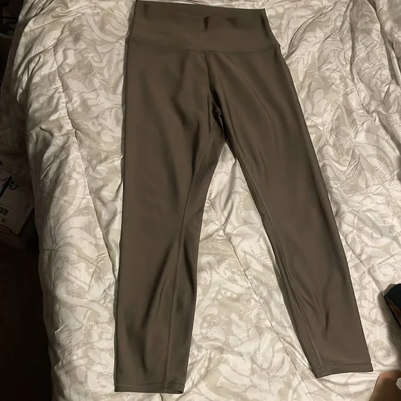 Alo Yoga airlift 7/8 leggings - Picture 3 of 7